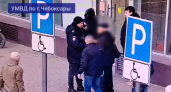 Чебоксарские полицейские вытащили мужчину из рук мошенников прямо на пути в банк