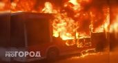 В Чебоксарах на остановке сгорел пассажирский автобус