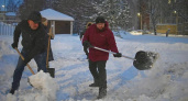 Снега в Чебоксарах столько, что даже депутаты взялись за лопаты