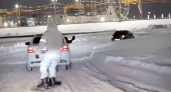 Полиция заставила раскаяться чебоксарца, который катался на сноуборде, зацепившись за автомобиль