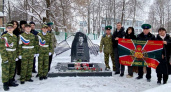 В чебоксарской школе почтили память погибшего Героя России и возложили цветы к его памятнику