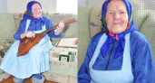 Жительница Чувашии в 101 год играет на балалайке и вспоминает, как лечила местных от массовой болезни глаз