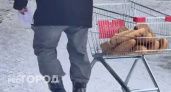 Хлеб для "Пехета" везли в продуктовой тележке без упаковки: ситуация попала на видео