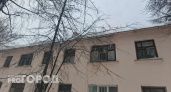 В Чебоксарах многоквартирный дом заливает водой из-за снега на крыше, а жильцы жалуются на бездействие УК