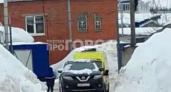 В Чебоксарах из-за схода снега с крыши здания пострадали человек и иномарка