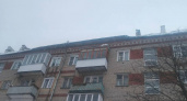 В Алатыре под тяжестью снега частично обрушилась кровля многоквартирного дома: в некоторых квартирах отключено тепло