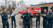 В Чебоксарах огнеборцы проводили капитана Яковлева на пенсию с водой из брандспойта