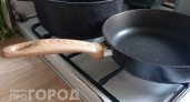 Не для крючка: вот зачем и правда нужна дырка на ручке сковороды – мало кто задумывается