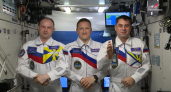 Российские космонавты поздравили землян с борта орбитальной станции: "Давайте снова смотреть наверх, мечтать о звездах и дальних планетах"