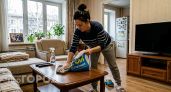 Забудьте про покупные средства для уборки: обычный пакет на руке собирает пыль до последней крошки за секунды