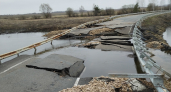 На границе Чувашии паводок снес переправу через реку: люди остались без дороги, но районная администрация ничего не может сделать