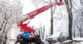 В Чебоксарах убирают поваленные деревья, восстанавливают электричество и чистят дороги в усиленном режиме