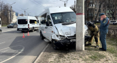 В Чебоксарах маршрутка въехала в столб: водителю стало плохо за рулем