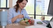 Никаких запахов и косых взглядов коллег: шеф-повар делится списком идеальных продуктов для обеда в офисе