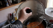 За секунды отмываю весь налипший жир со стеклянных крышек без химии: без губки и щеток