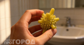 Бросаю два шарика прямо в барабан: и они собирают на себя все волосы и шерсть с одежды – взяла на Wildberries