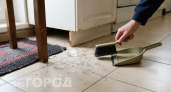 Не пылесос и не швабра: как убрать невидимые осколки с пола, если что-то разбилось