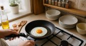 Перестаньте мучиться с прилипшей яичницей: главная ошибка при разогреве сковороды, которую допускают почти все