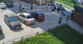 В Солнечном группа молодых людей избила двух прохожих и скрылась на автомобилях 