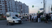 В Чебоксарах "Лада Гранта" сбила курьера: на место приехала скорая