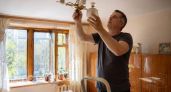 Забудьте про люстры в центре комнаты: этот дизайнерский прием визуально раздвигает стены и добавляет уюта