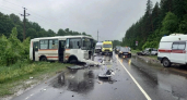 На мокрой дороге в Чувашии столкнулись автобус с пассажирами и "Лада Гранта"