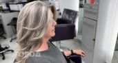 Хватит тратить деньги на окрашивание корней: эта техника маскировки седины выглядит дорого и стильно