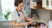 Хватит мучиться с пленкой на сардельках: вот как очистить всю пачку одним движением за пару секунд