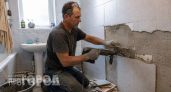 Больше никакой плитки в ванной: этот бюджетный материал клеится за пару часов и прослужит долгие годы