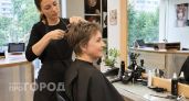 Забудьте про косметолога: эти пять вариантов стрижек визуально сотрут с вашего лица лишние десять лет