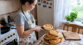 Просто натираю колбасу на терке и добавляю яйца – вкусный завтрак готов: научила всех подруг