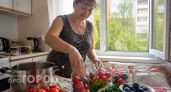 Никогда не ела такой вкуснятины: закатываю помидоры вместе со сливами на зиму