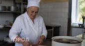 Бывшая повариха из советской столовой рассказала, в чем они замачивали мясо: становится нежным и мягким