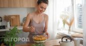 От этого салата с мандаринами невозможно оторваться: ставлю в центр новогоднего стола – сметают за 10 минут