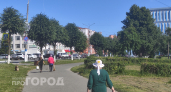 Выдает глупость и необразованность: в этом слове нет буквы "Д", но каждый второй ее упорно вставляет 