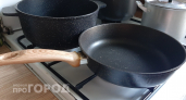 Просто кладу на сковороду бумажные полотенца, и нагар сходит кусками