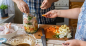 Просто закидываю курицу в банку – и ужин готовится сам: мясо получается томленное и сочное