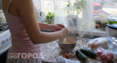 Я перестала ловить скорлупу в омлете: как разбивают яйца профессиональные повара 