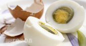 Что означает серый желток и можно ли есть такое яйцо