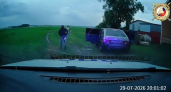 В Чувашии парни бросили машину и побежали в разные стороны, пытаясь скрыться от полицейских
