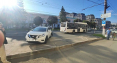 В Чебоксарах на Карла Маркса легковушка столкнулась с автобусом