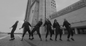 Танцоры из DS Crew записали видео на фоне чебоксарского театра, ставшего мемом в Рунете
