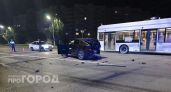В Чебоксарах водитель грузового авто протаранил чужую машину и вылетел на тротуар