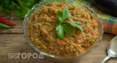 Когда закатки достали, делаю эту сырую икру из баклажана и сразу подаю к столу – вся семья балдеет от этого рецепта