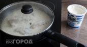 Рыба получится нежной и сочной: просто накройте ее луком со сметаной – семейный рецепт 