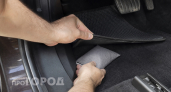 У моего деда допотопная машина, но днище под ковриком всегда без ржавчины и коррозии: спасает элементарная вещь 