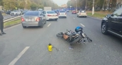 В Чебоксарах неудачный разворот иномарки обернулся тяжелыми травмами для байкера