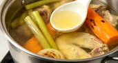 Этот ингредиент портит вкус куриного бульона: добавляет каждый второй – чем заменить