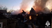 Под Ядрином огонь с горящего сарая едва не уничтожил жилой дом и соседские постройки