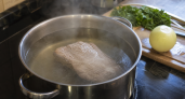 Больше никакой шумовки у плиты: секрет варки мяса без серой шапки на воде